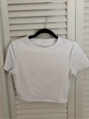 ReoRia White Crewneck Short Sleeve Crop Tee